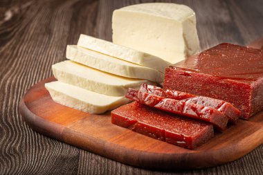 Masada dilimlenmiş peynirli guava reçeli. Romeo e Julieta, tipik bir Brezilyalı tatlı..