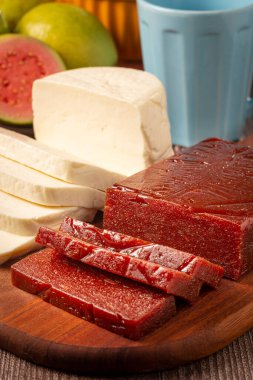 Masada dilimlenmiş peynirli guava reçeli. Romeo e Julieta, tipik bir Brezilyalı tatlı..