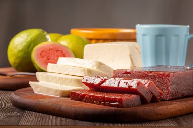 Masada dilimlenmiş peynirli guava reçeli. Romeo e Julieta, tipik bir Brezilyalı tatlı..