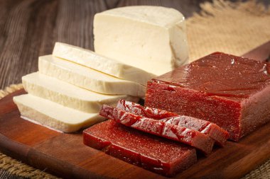 Masada dilimlenmiş peynirli guava reçeli. Romeo e Julieta, tipik bir Brezilyalı tatlı..