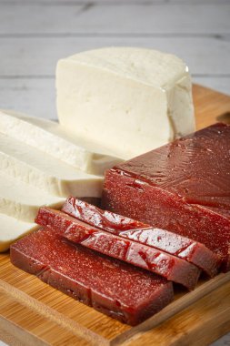 Masada dilimlenmiş peynirli guava reçeli. Romeo e Julieta, tipik bir Brezilyalı tatlı..