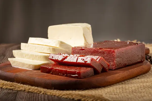 番石榴酱 桌上放着切碎的奶酪 Romeo Julieta 典型的巴西甜食 — 图库照片