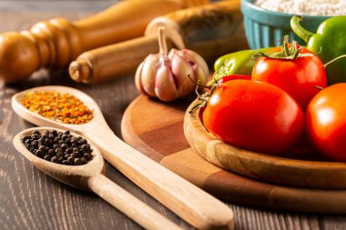 Tahta masa, içinde pizza malzemeleri var..