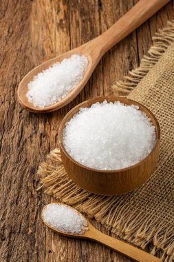 Ahşap arka planda kaba tuz.