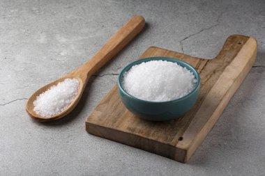 Masanın üzerinde tuz olan bir kase..