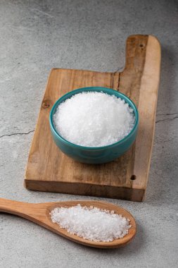 Masanın üzerinde tuz olan bir kase..