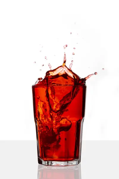 Bebida Roja Salpicada Aislado Sobre Fondo Blanco —  Fotos de Stock