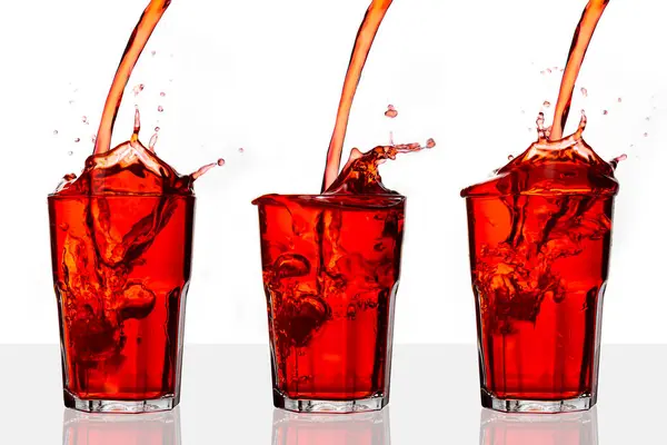 Bebida Vermelha Salpicada Isolado Fundo Branco — Fotografia de Stock