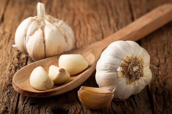Garlic Bulb Garlic Cloves Wooden Table — Stock Photo, Image