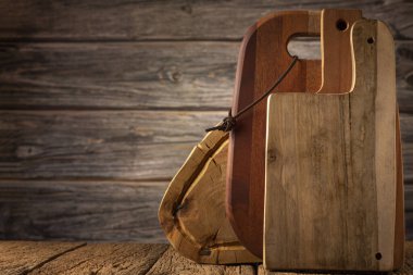 Kırsal arka planda ahşap mutfak aletleri.