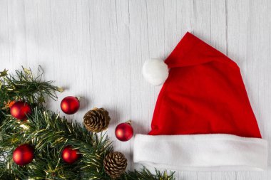 Noel Baba şapkası ve ahşap masa süsleri..