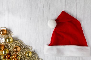 Noel Baba şapkası ve ahşap masa süsleri..