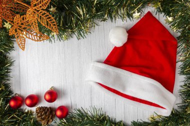Noel Baba şapkası ve ahşap masa süsleri..