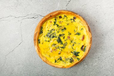 Soğanlı ve pastırmalı ıspanaklı kiş..