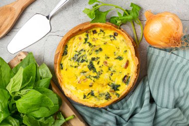 Soğanlı ve pastırmalı ıspanaklı kiş..