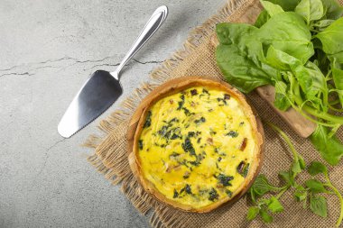 Soğanlı ve pastırmalı ıspanaklı kiş..