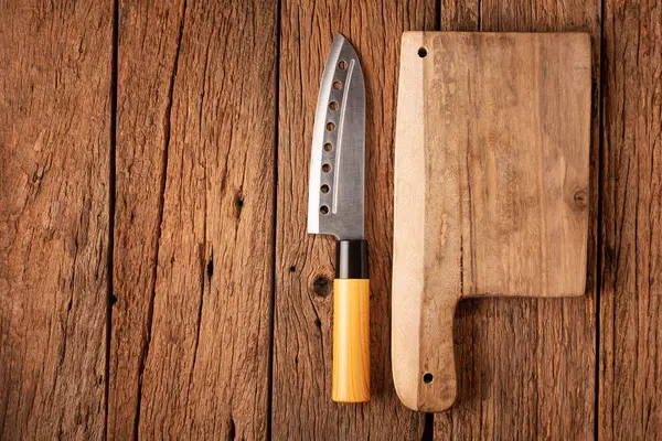 粗野木桌上的菜刀和切菜板 — 图库照片