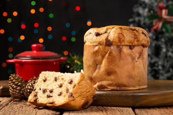 Heerlijke Panettone Met Chocolade Chips Een Tafel Versierd Voor Kerstmis — Stockfoto