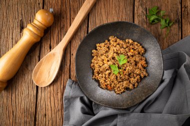 Masada siyah tabakta kıyma var..