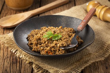 Masada siyah tabakta kıyma var..