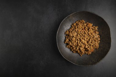 Masada siyah tabakta kıyma var..