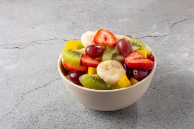 Masada meyve salatası var..