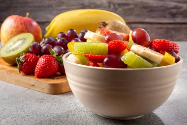 Masada meyve salatası var..