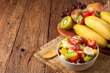 Masada meyve salatası var..