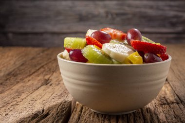 Masada meyve salatası var..