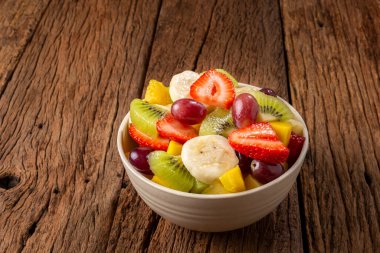 Masada meyve salatası var..