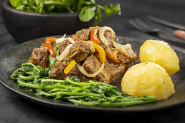 Patates ve su teresiyle pişirilmiş pirzola..