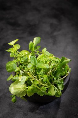 Masadaki yeşil su teresi..