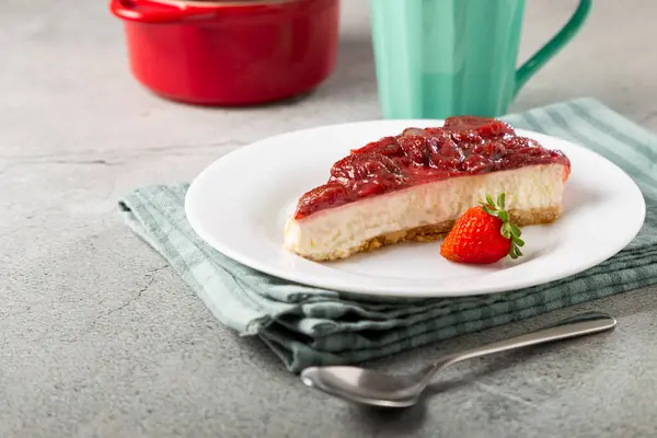 Masadaki Beyaz Yemek Takımında Çilekli Cheesecake — Stok fotoğraf