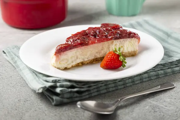 Erdbeer Glasierter Käsekuchen Auf Weißem Geschirr Auf Dem Tisch — Stockfoto