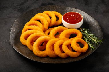 Ketçaplı gevrek soğan halkaları..