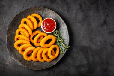 Ketçaplı gevrek soğan halkaları..