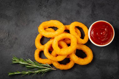 Ketçaplı gevrek soğan halkaları..