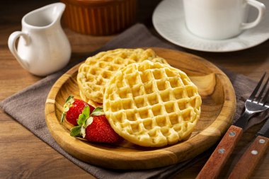 Lezzetli waffle 'lar. Tabakta fırında waffle var..