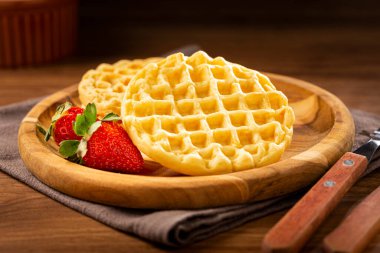 Lezzetli waffle 'lar. Tabakta fırında waffle var..
