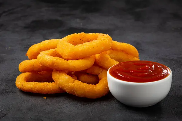 Knusprige Zwiebelringe Mit Ketchup — Stockfoto