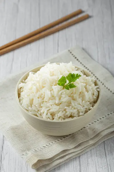 Schüssel Mit Gekochtem Reis Auf Dem Tisch — Stockfoto