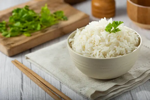 Schüssel Mit Gekochtem Reis Auf Dem Tisch — Stockfoto