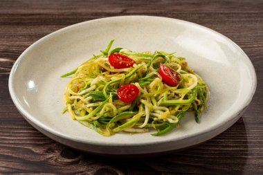 Sarımsak ve yağlı domatesli kabak spagettisi..