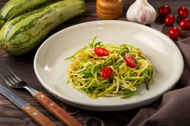 Sarımsak ve yağlı domatesli kabak spagettisi..