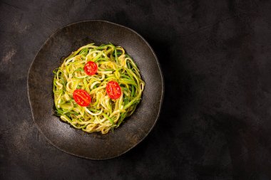 Sarımsak ve yağlı domatesli kabak spagettisi..