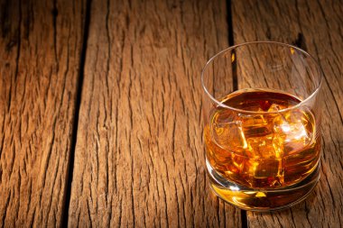 Viski ve buz küpleri ile cam.