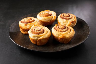 Tarçın ruloları koyu arkaplanda.