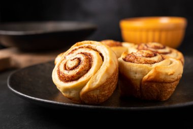 Tarçın ruloları koyu arkaplanda.