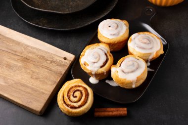 Tarçın ruloları koyu arkaplanda.