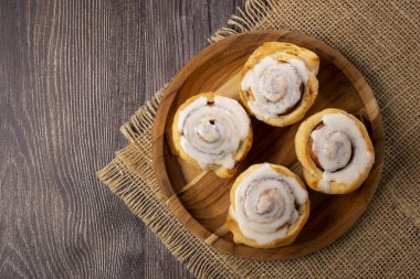 Ahşap arka plan üzerinde rulo tarçın.